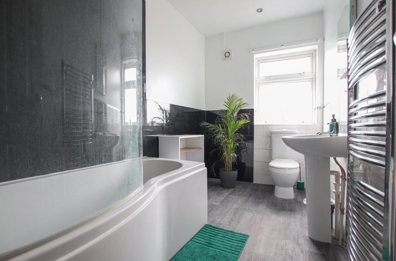 Contemporary Home In Friendly Easton, Free Parking Bristol Exterior photo